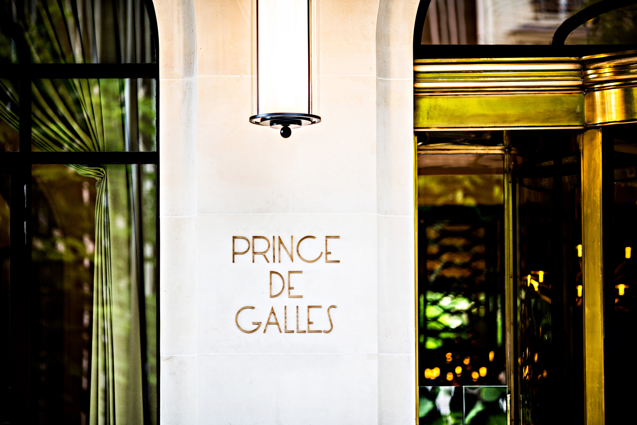 Prince de Galles, Paris Review